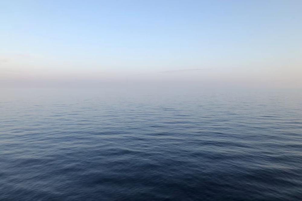 Спокійне море та лінія горизонту
