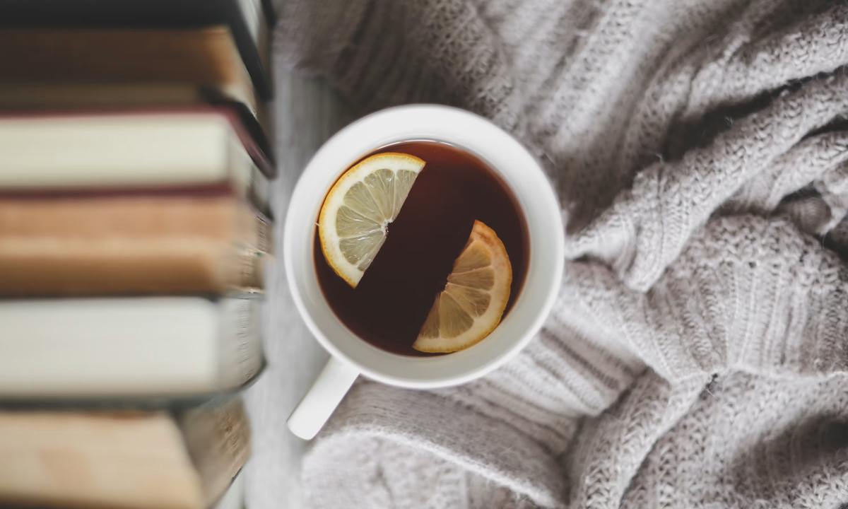 Чай із лимоном і книжки на пледі